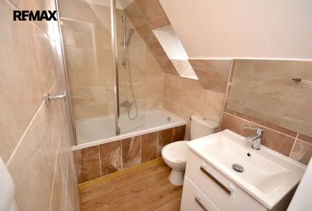 Zrenovovaný podkrovní byt 2 kk, 45 m - Fotografie 3