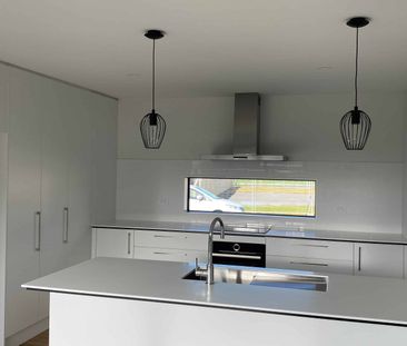 3 Bedroom Home in Ravenswood - 6 Months Rental - Photo 2