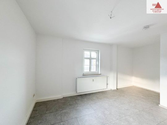 Großzügige, komplett sanierte 5-Raum-Wohnung mit zwei Bädern in Gornsdorf!! - Photo 1