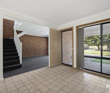 3 Bedroom Townhouse – Walk to Shops, Cafés & Beach - Photo 1