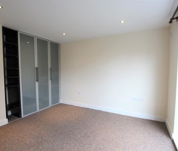 1 bedroom Flat To Let - Photo 3