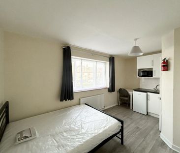 1 bedroom in a house share to rent - Photo 2