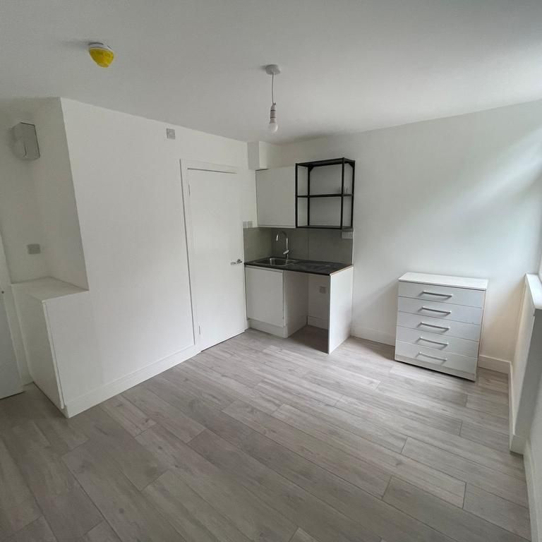 Studio to rent - Photo 1