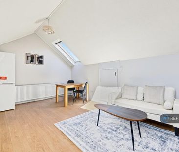 1 bedroom penthouse to rent - Photo 2