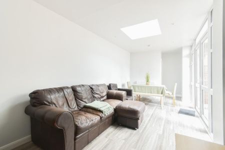 6 bedroom semi-detached house to rent - Photo 2