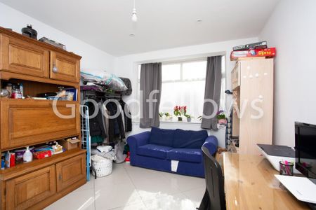 4 bedroom semi-detached house to rent - Photo 3