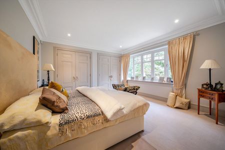 A modern apartment located in the charming area of Sunninghill, positioned in a secure, gated location with underground parking. - Photo 3