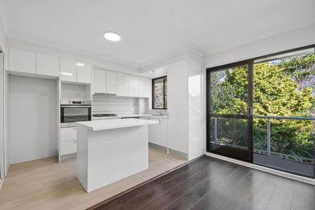 Central & Stylish Top Floor Apartment - Photo 5
