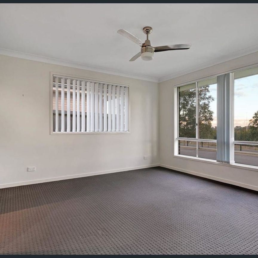 Modern & Stylish Home - Photo 1