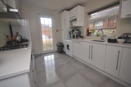 1 bedroom Flat To Let - Photo 2