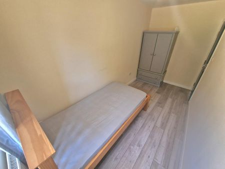 4 bedroom semi-detached house to rent - Photo 2