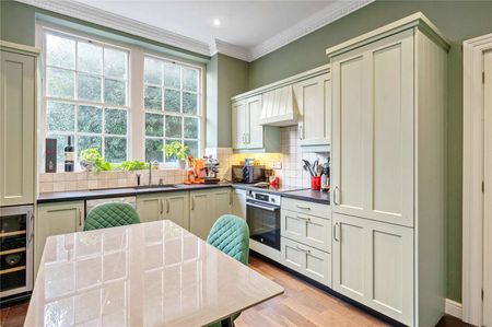 A stylish three double bedroom upper maisonette within the heart of Islington on this quiet residential road. - Photo 2