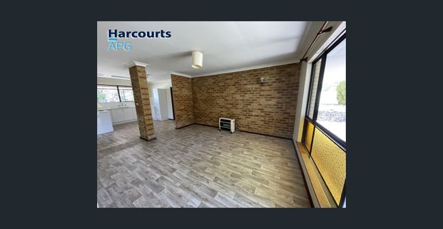 *Neat & tidy 3 bedroom 1 bathroom duplex unit. Close to the beach and shops* - Photo 1