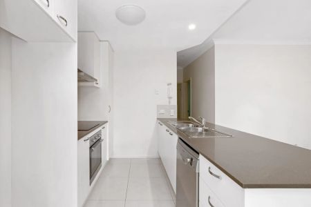 Spacious Two-Bedroom Apartment with Park Views in Annerley - Photo 2