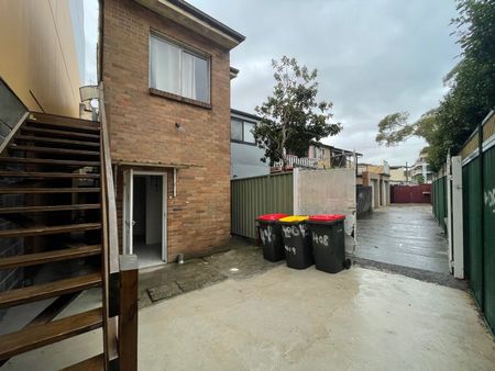 Oversized neat and tidy 2-bedroom shop top flat - Photo 4