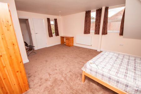 8 Bed Semi-Detached House, Wilton Avenue, SO15 - Photo 4