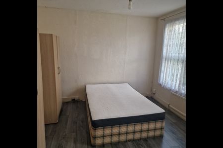4 Bed Terraced House, Kingsdown Road, E11 - Photo 4