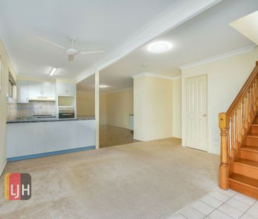 AIR CONDITIONED TWO BEDROOM TOWNHOUSE WITH COURTYARD - Photo 3