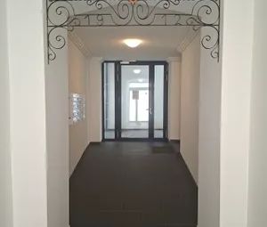PRIVAT: Helle 4-Zimmer Wohnung mit perfekter Raumaufteilung, Klimaanlage, und Garagenplatz - Photo 2