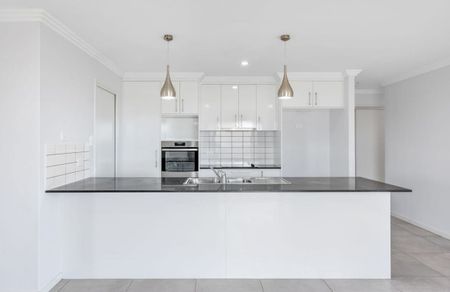 Modern Family Home in a Quiet Court Location - Photo 5