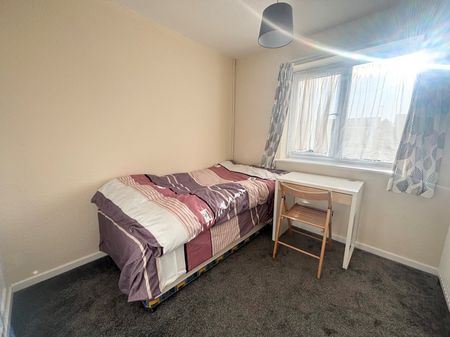 3 bedroom semi-detached house to rent - Photo 4