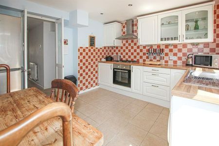 2 bedroom terraced house to rent - Photo 2