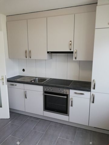 Geräumige renovierte 3.5-Zimmerwohnung mit 2 Balkonen - Photo 2