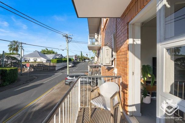 Classic & Fresh Two Bedroom Unit - Photo 1
