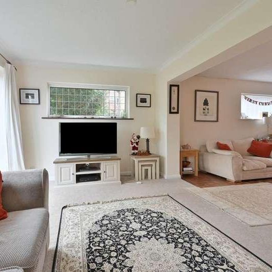 Orchard Gardens, Leatherhead, Effingham, KT24 - Photo 1