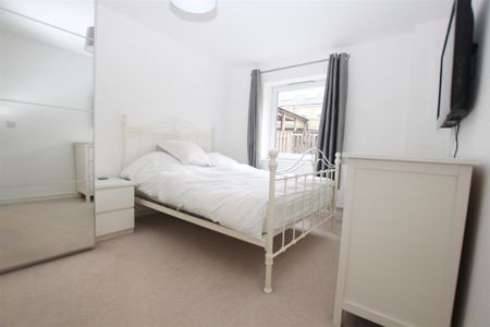 2 bedroom Flat to let - Photo 2