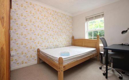 *** STUDENT HOUSE *** A large six bedroom house with three bathrooms. Offered on a furnished basis with bills included (gas, water, electric and internet) from the end of June. - Photo 4