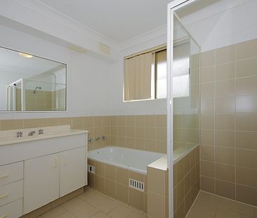 Super Spacious Unit with City Skyline in the Leafy Area - Photo 5