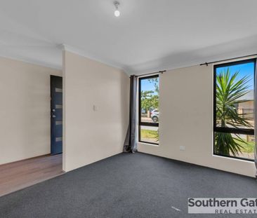 Spacious 3 bedroom 2 bathroom home - Photo 3