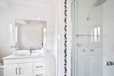 Spacious Four Bedroom Home With Outdoor Oasis - Photo 4