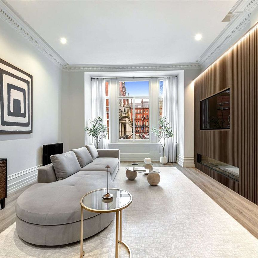 Meticulously refurbished three bedroom duplex apartment on the highly sought after Cadogan Square. - Photo 1