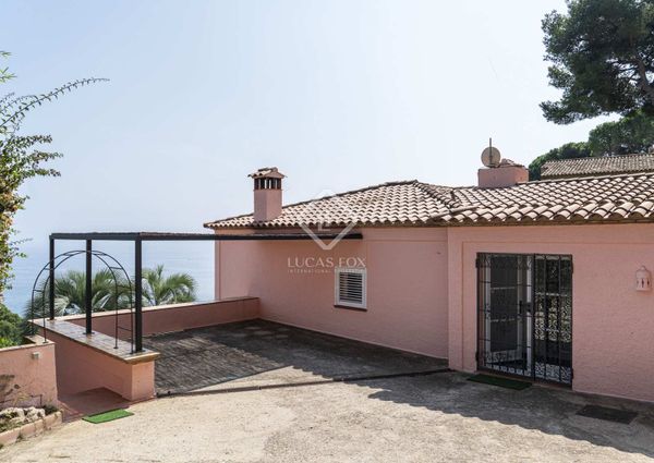 Beautiful villa with garden, private pool and wonderful sea views for rent in Punta Brava, the most prestigious residential area of Sant Feliu de Guíxols, at the Costa Brava.