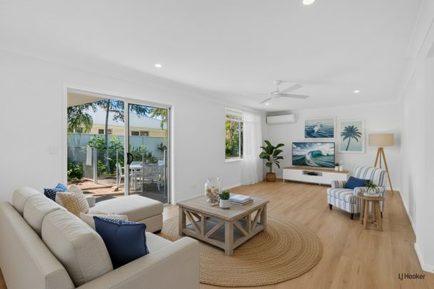 Spacious Four/Five Bedroom Home with Pool in Prime Palm Beach Location - Photo 1