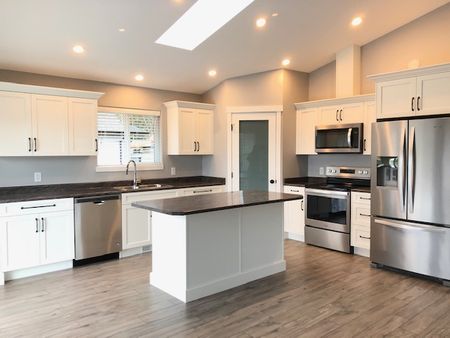 Beautiful Executive 4 Bedroom Home – Ladysmith TENANT PENDING - Photo 2