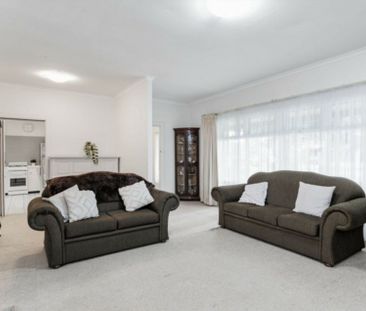 Spacious 4 bedroom family home in a sought-after suburb - Photo 3