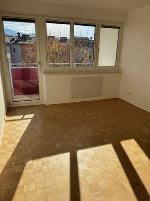 Helle 2-Zimmer-Wohnung im letzten Obergeschoss mit Loggia - Photo 1