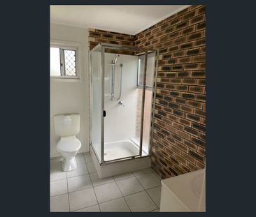 Family home in Everton Hills - Photo 3