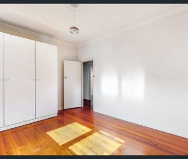 Art Deco Apartment in Armadale - Photo 3
