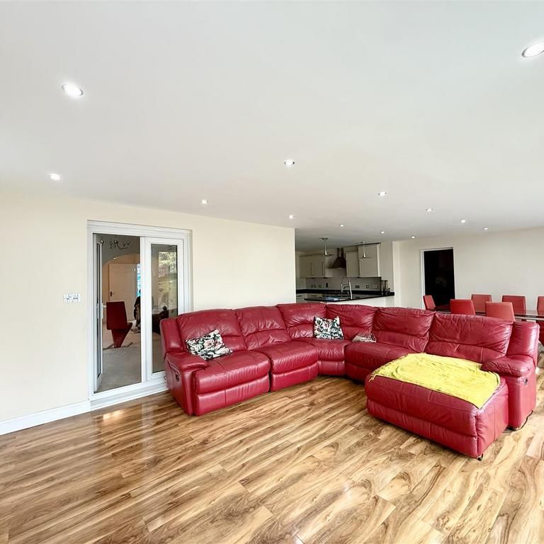 6 bedroom detached house to rent - Photo 1