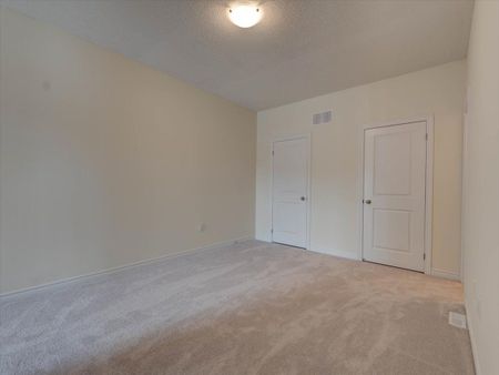 For Lease - 22 Griffith Street, Aurora, Ontario - Photo 2