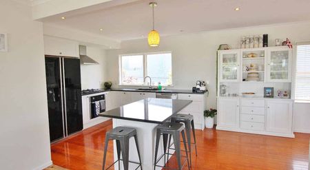 Fabulous Family Home - Photo 2