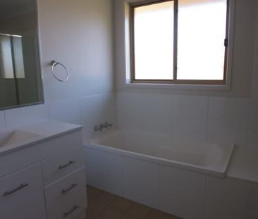 FOUR BEDROOM FAMILY HOME - GREAT LOCATION - Photo 6