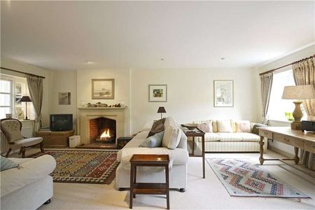A well presented family home situated in sought after village location with stunning views over open countryside. - Photo 3