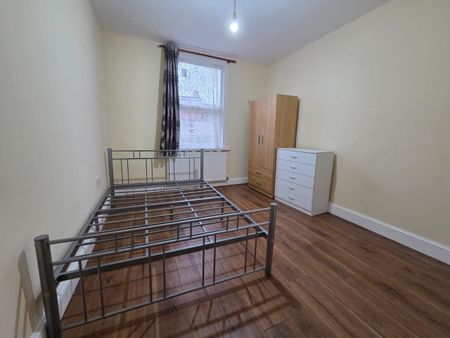 6 Bed Terraced House, West End Avenue, E10 - Photo 2