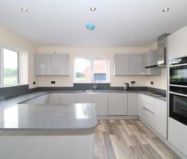 4 bedroom detached house to rent - Photo 2