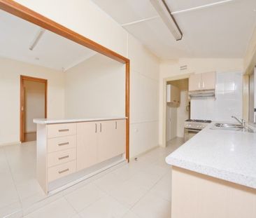 3 BEDROOM FAMILY HOME - Photo 1